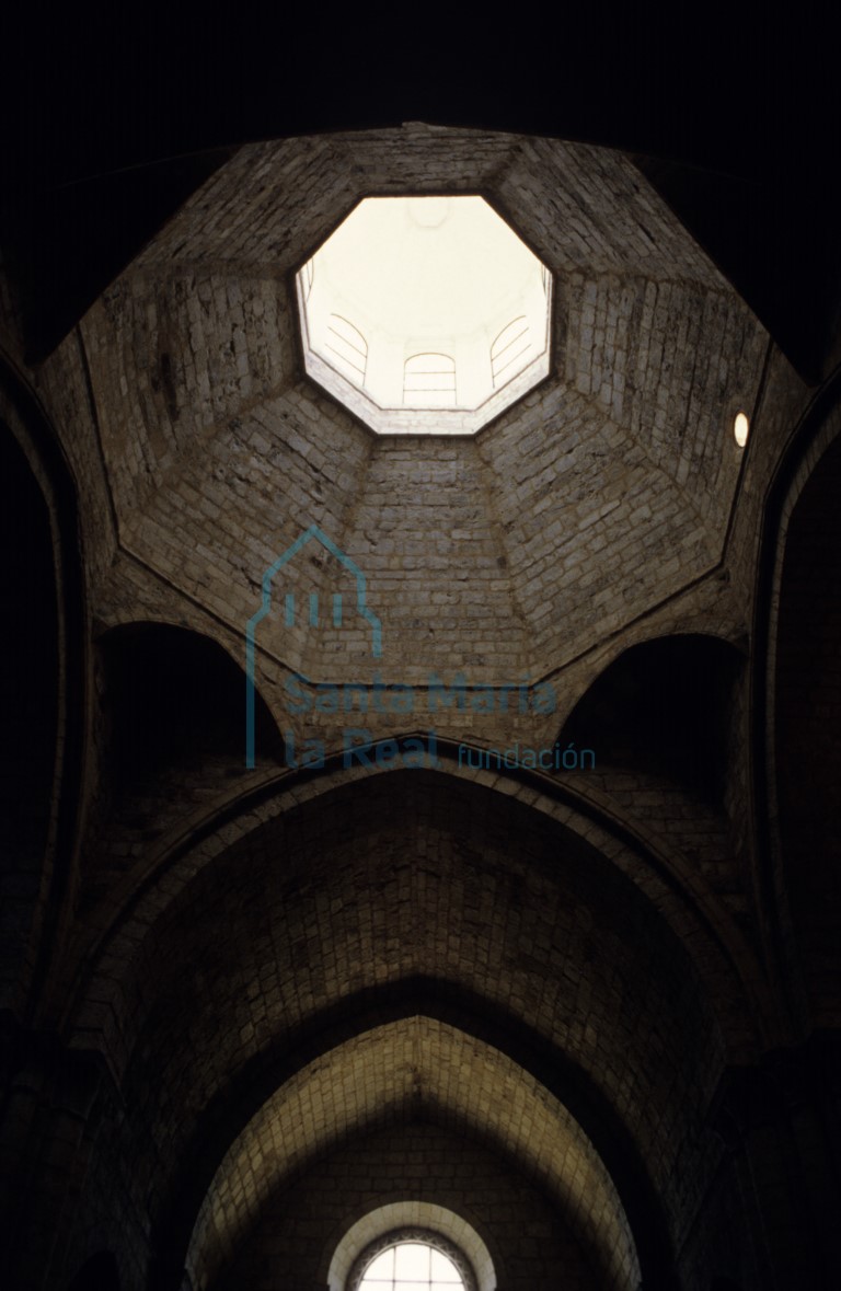 Bóvedas de cañón apuntado del brazo norte del crucero de la iglesia y cimborrio