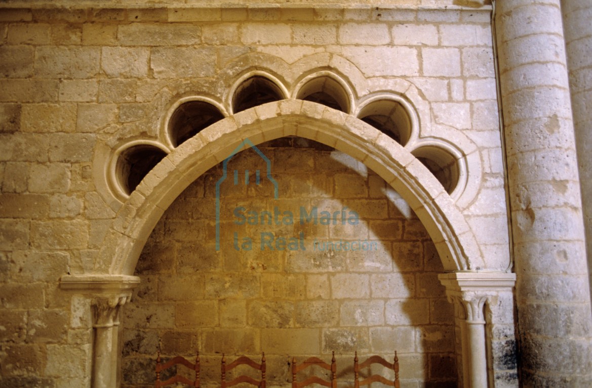Arco en el lado de la epístola en el interior del ábside central