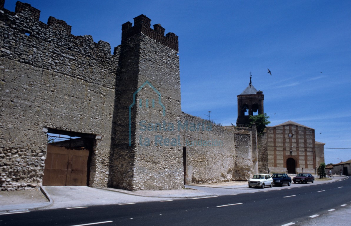 Vista desde el oeste de la iglesia de San Miguel y muralla