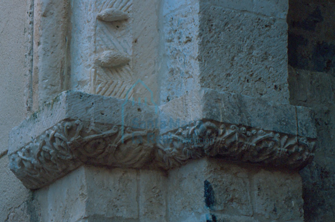 Impostas del lado izquierdo del arco triunfal. Decoración de entrelazo en relieve