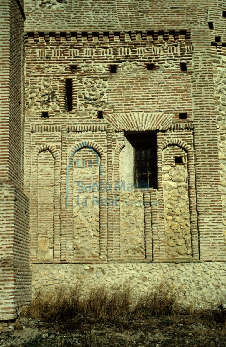 Detalle de la decoración del exterior del muro sur del presbiterio