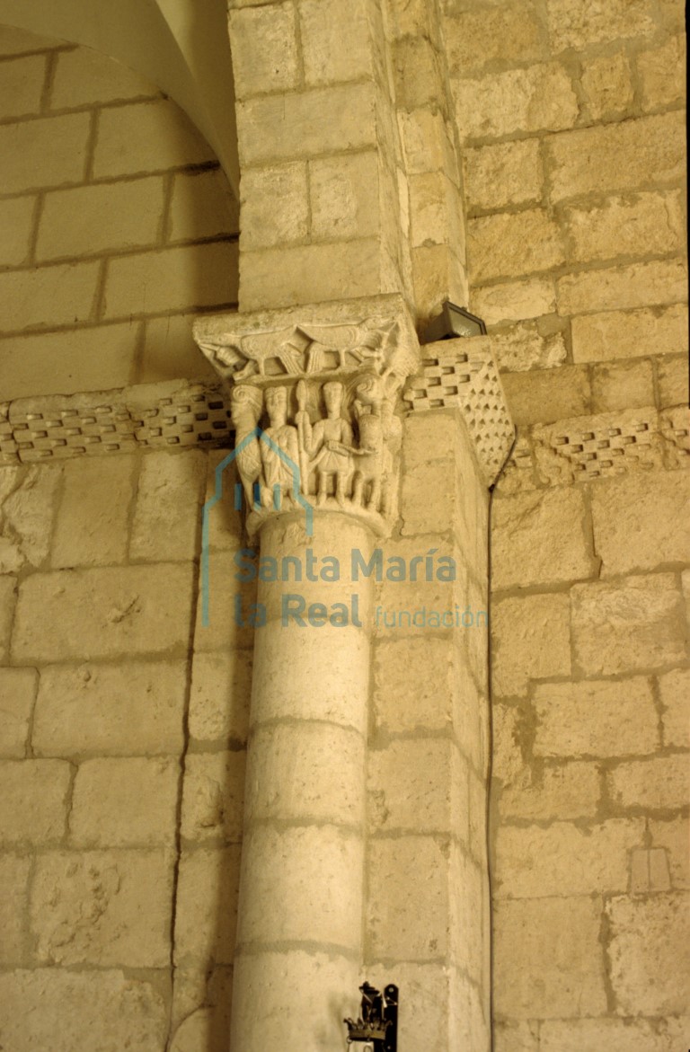 Capitel del lado del evangelio del arco triunfal