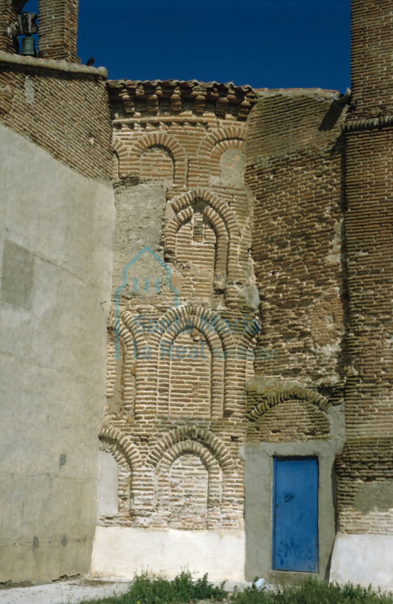 Arquerías ciegas del lado sur del ábside