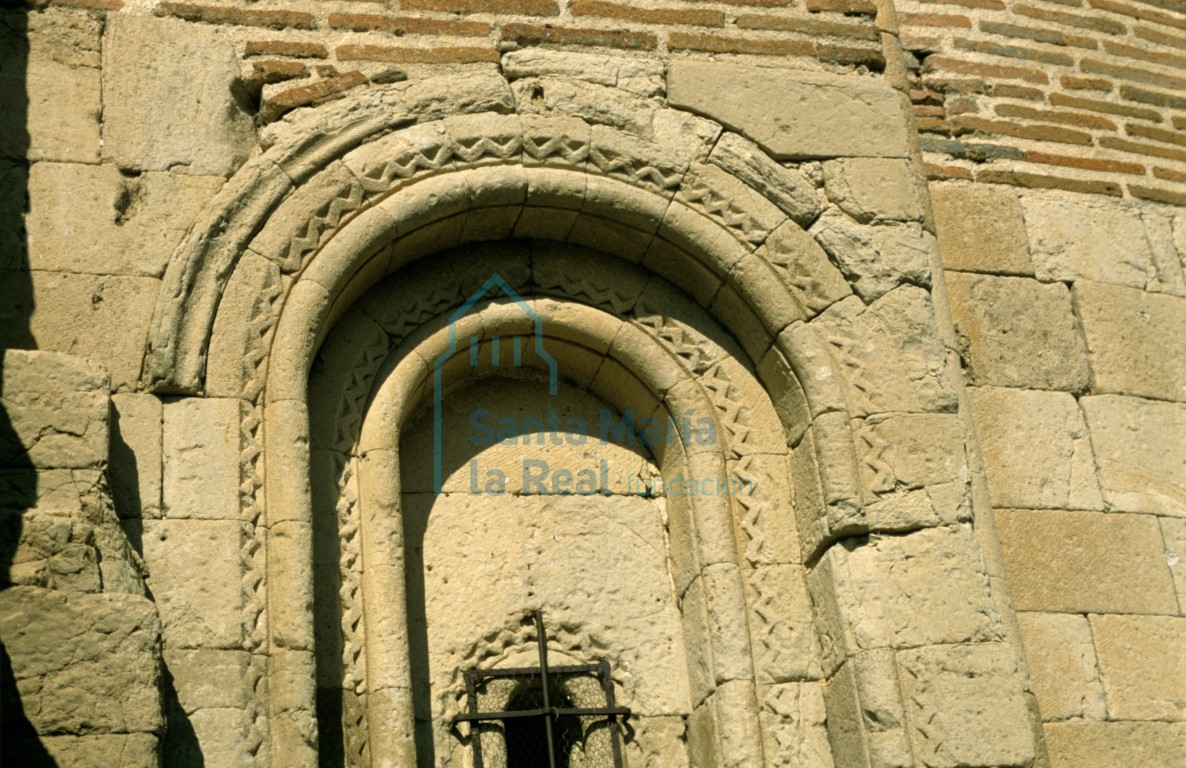 Detalle de la ventana del ábside lateral meridional