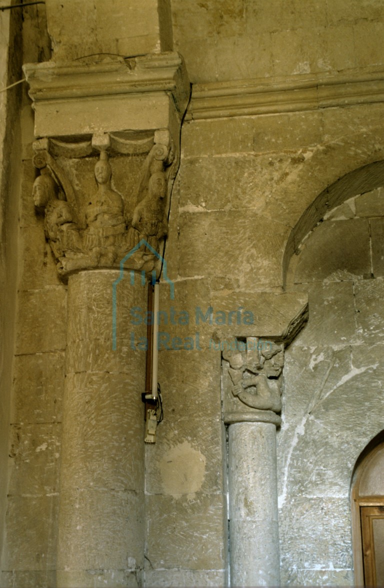 Capiteles del lado del evangelio en el interior del ábsidiolo sur