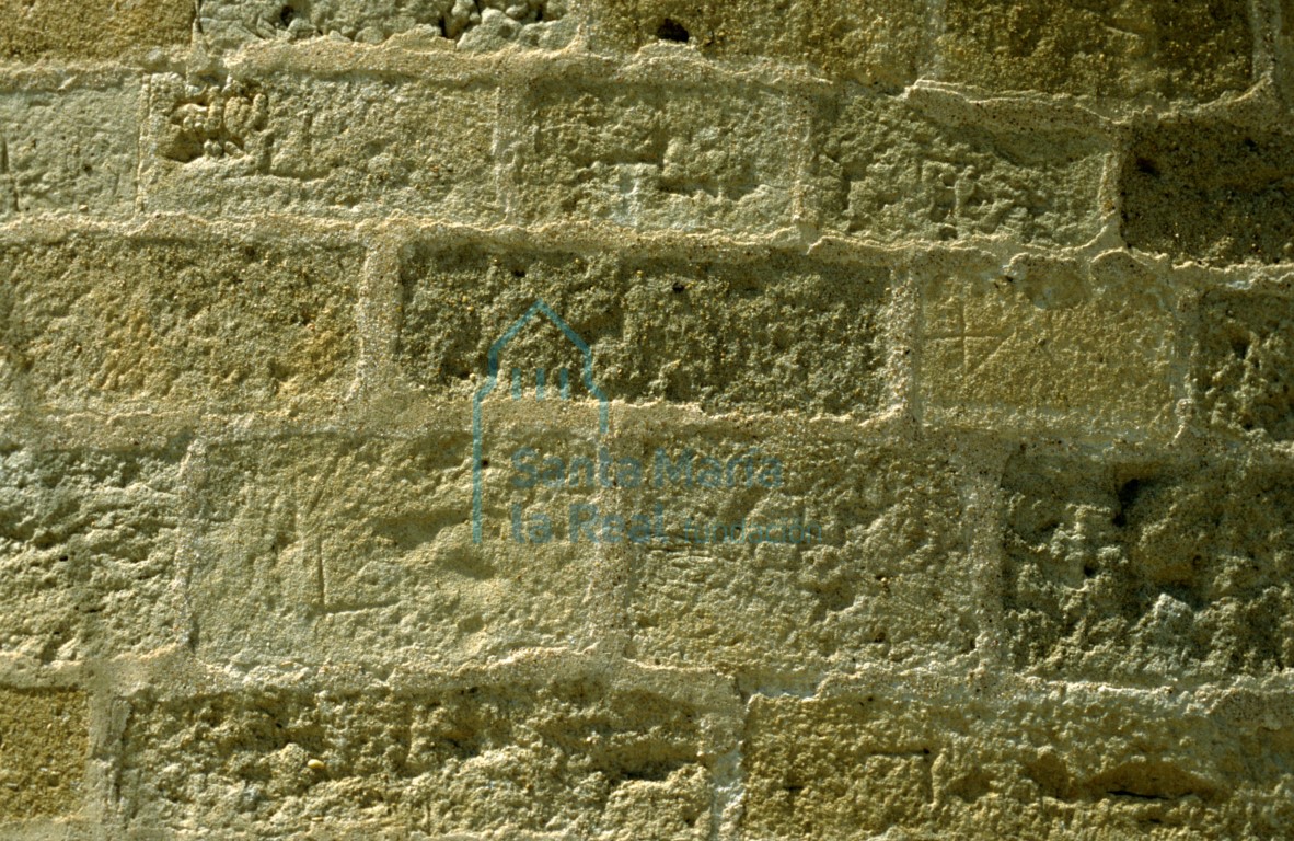 Marcas de cantero en el muro del ábside