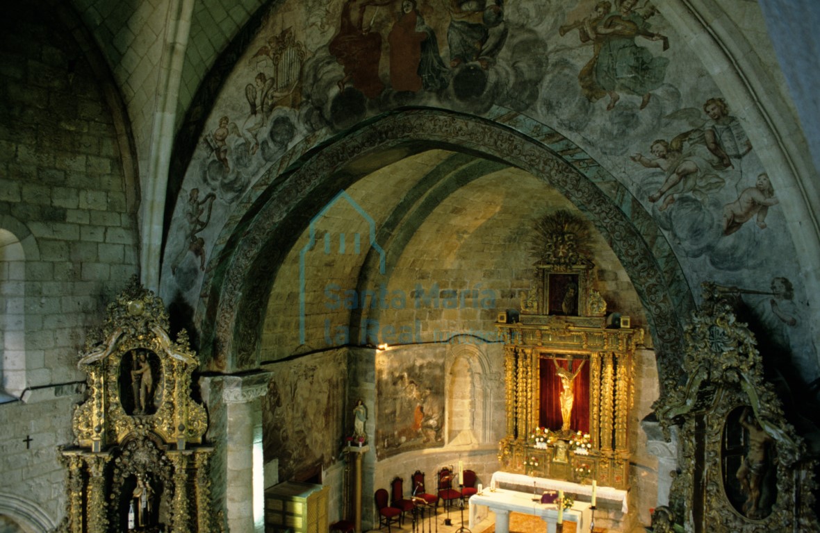 Vista desde el coro del interior de la cabecera y del arco triunfal