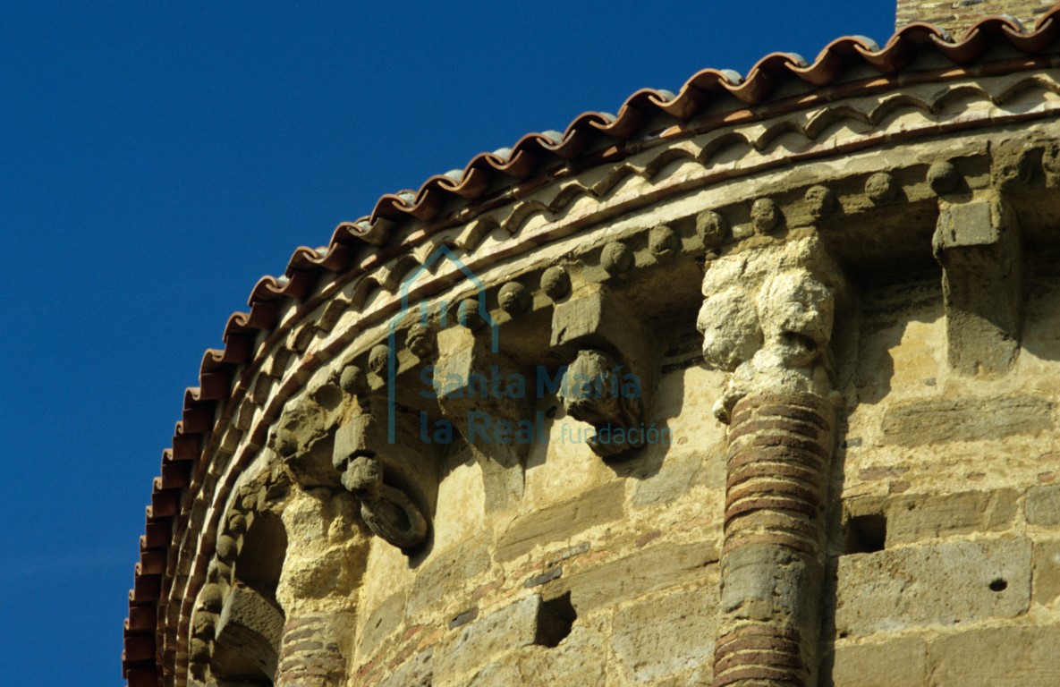 Canecillos y capiteles de las columnas adosadas del ábside central