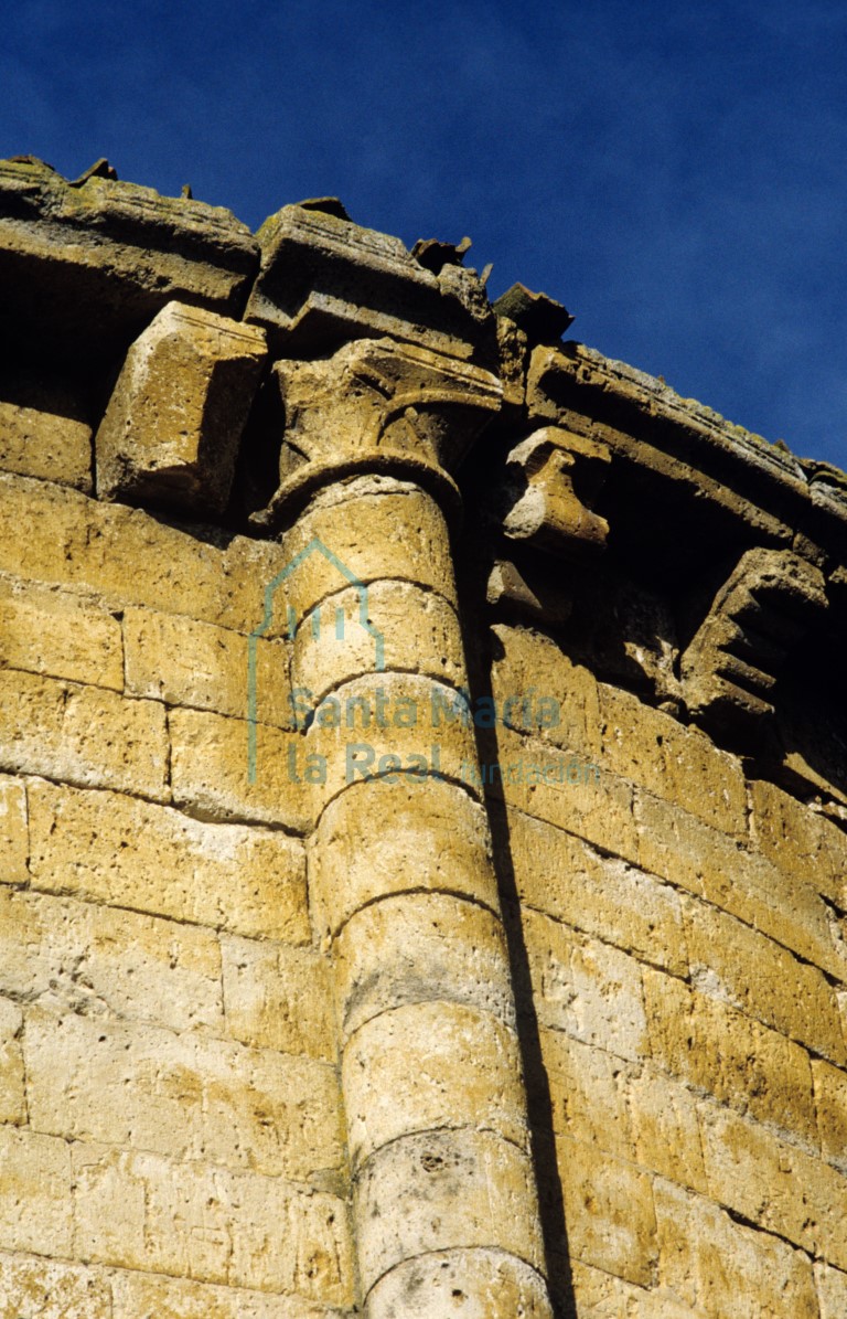 Capitel de una de las columnas entrega y canecillos del ábside
