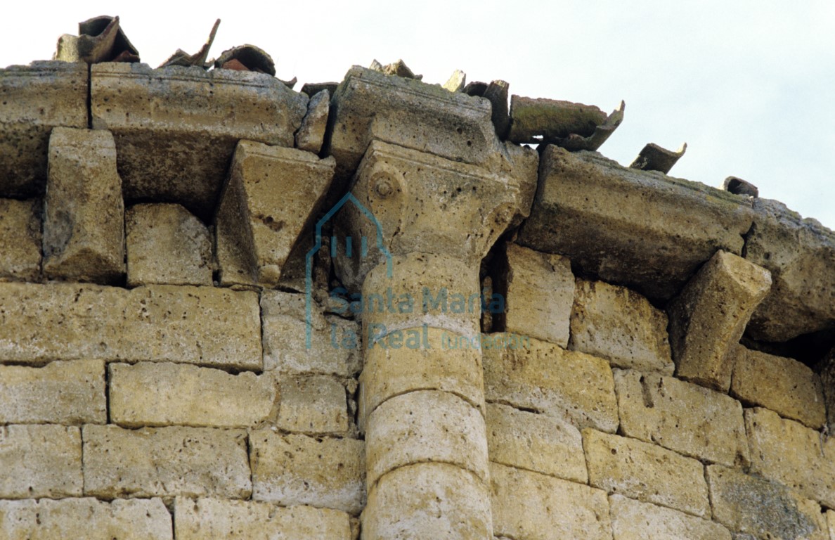 Capitel de una de las columnas entrega y canecillos del ábside