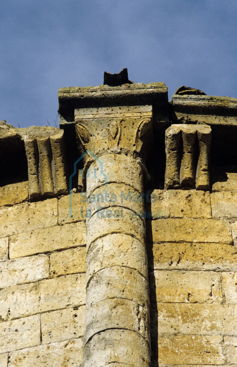 Capitel de una de las columnas entrega y canecillos del ábside