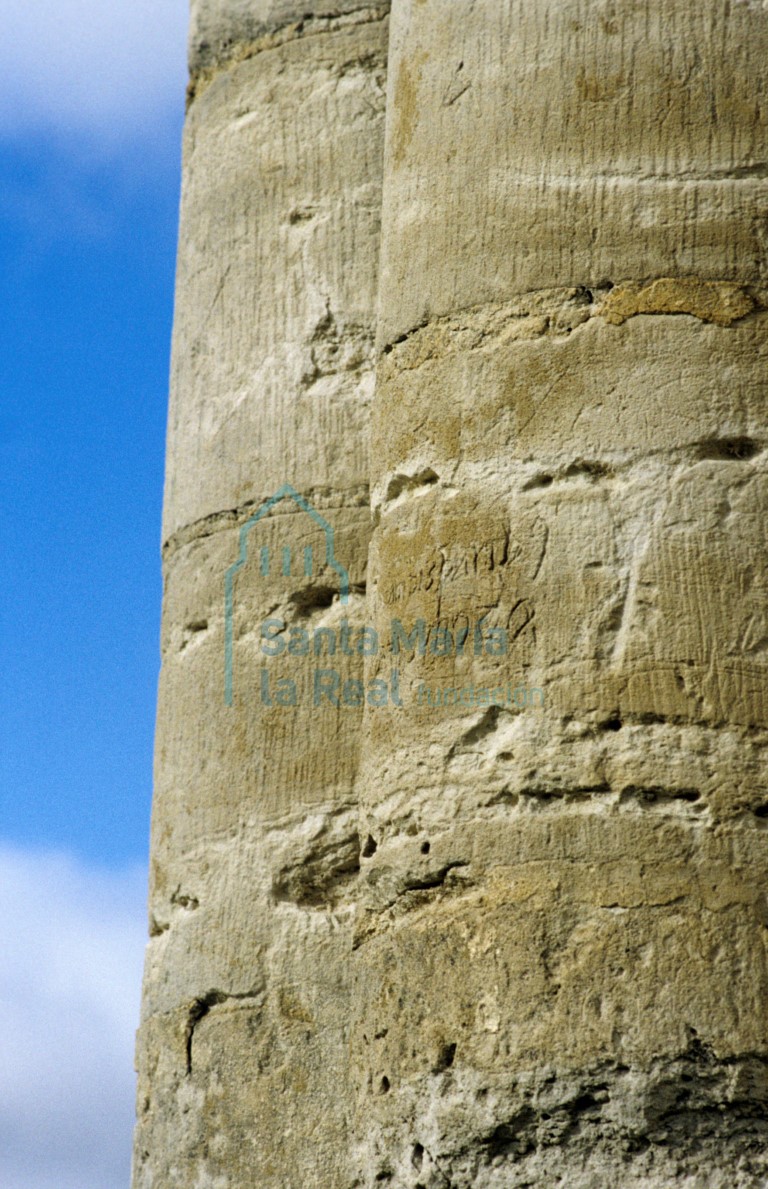 Detalle de los fustes de una de las columnas de la cabecera de la cabecera y epígrafe en uno de ellos