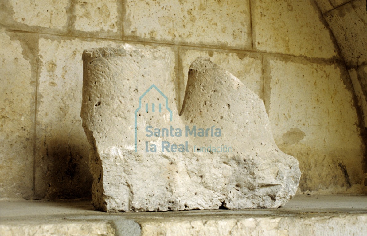 Capitel en uno de los arcosolios del claustro