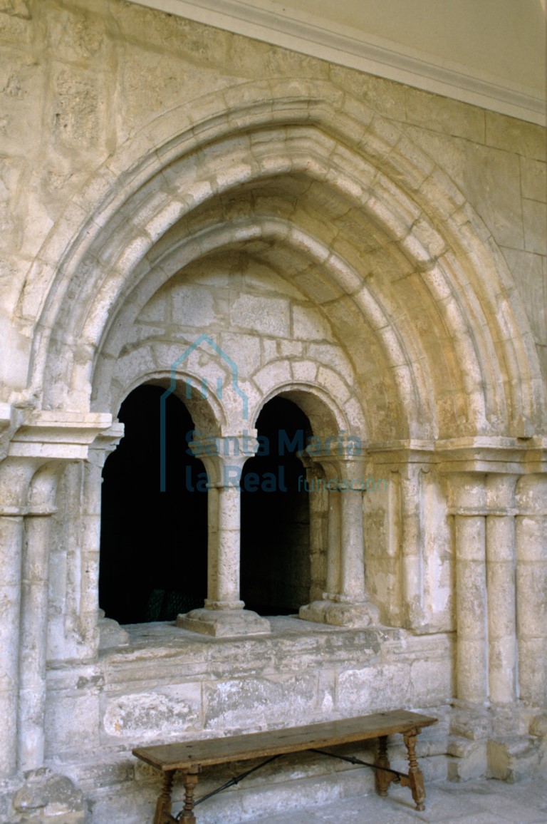 Vanos geminados cobijados por arcos en la fachada de la Sala Capitular