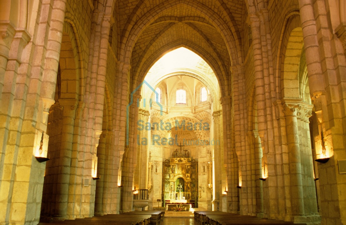 Vista del interior de la nave central de la iglesia hacia la cabecera