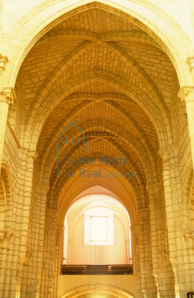 Vista del interior de la nave central de la iglesia desde la cabecera