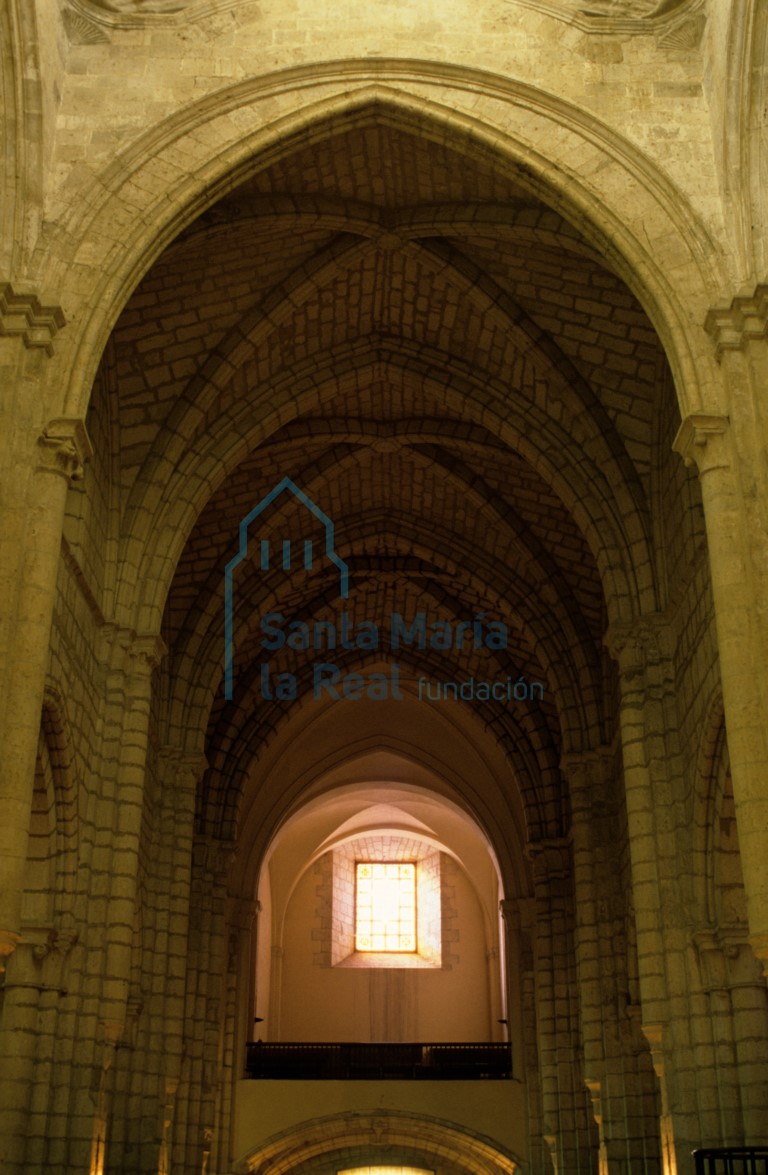 Vista del interior de la nave central de la iglesia desde la cabecera