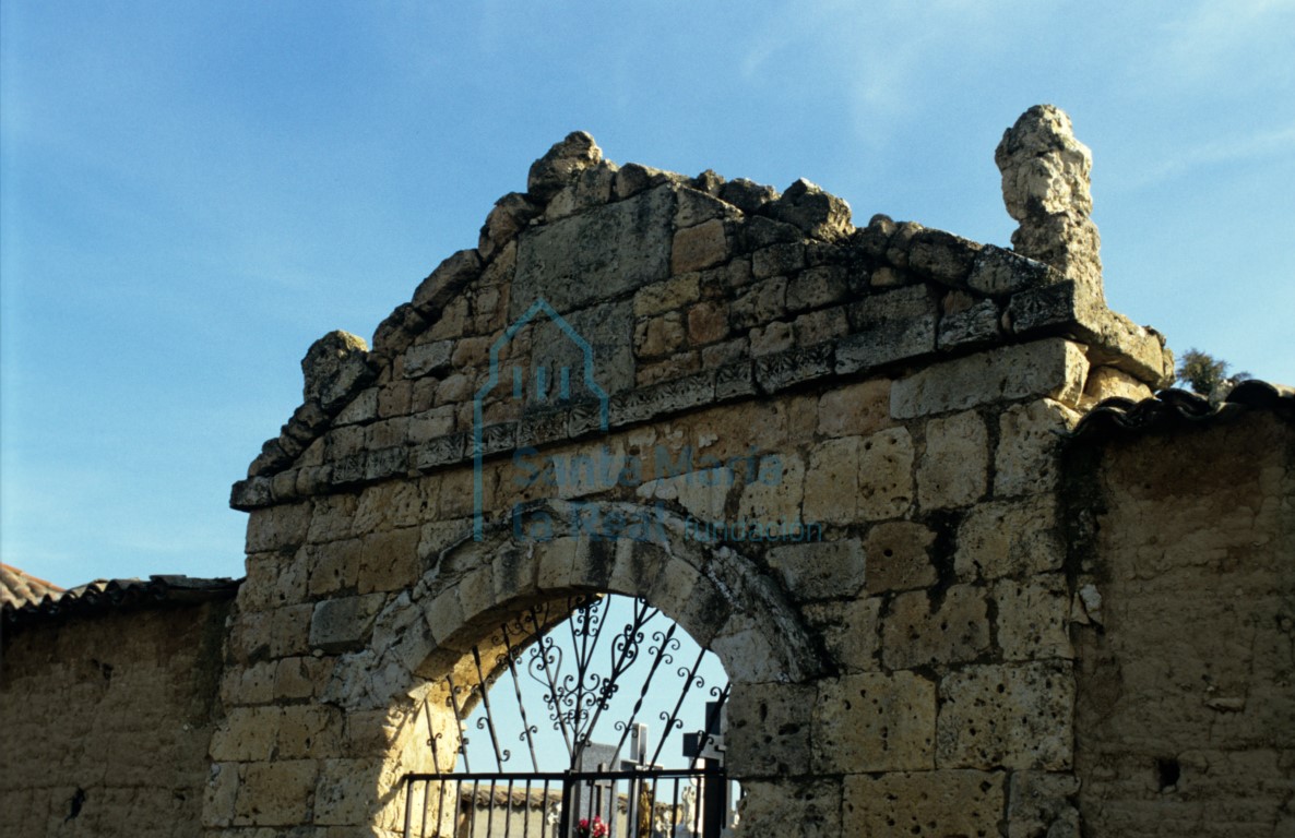 Sillares y arco reutilizados en el muro norte en la puerta de acceso al cementerio