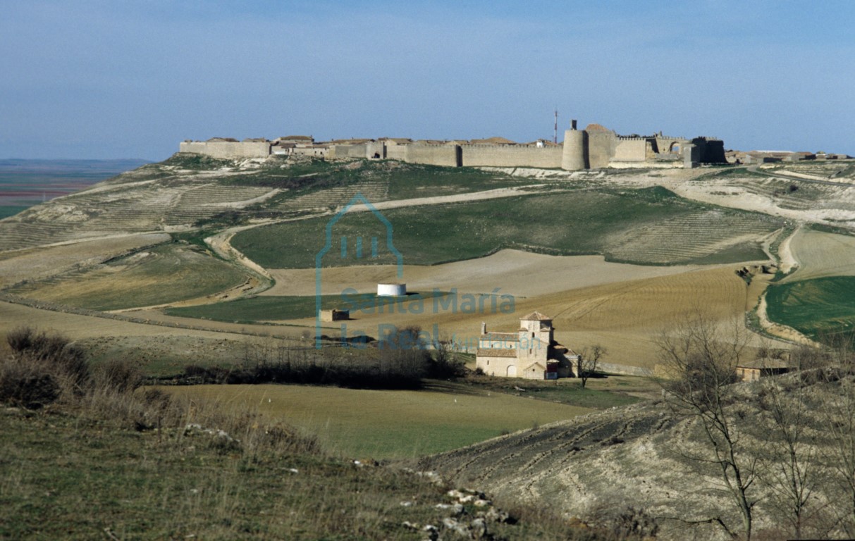 Panorámica del recinto amurallado de Urueña. En primer término la iglesia de Nuestra Señora de la Anunciada