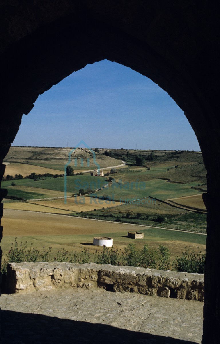 Vista general, bajo el arco de una portada de las murallas, de la iglesia de Nuestra Señora de la Anunciada