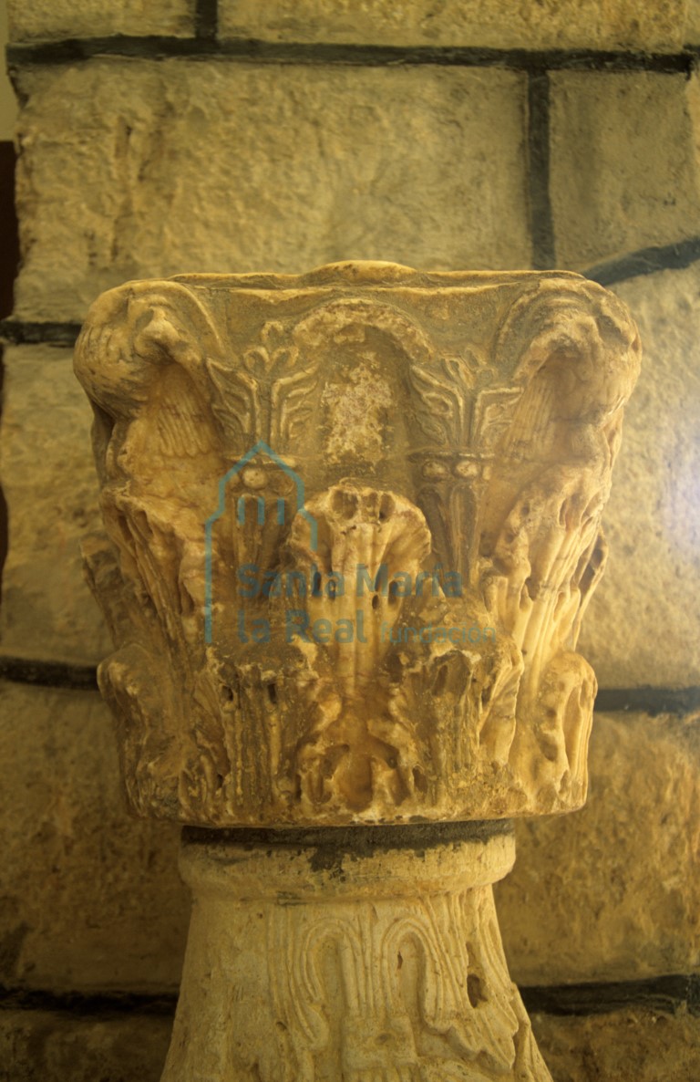 Pila aguabenditera: capitel, corintio y romano