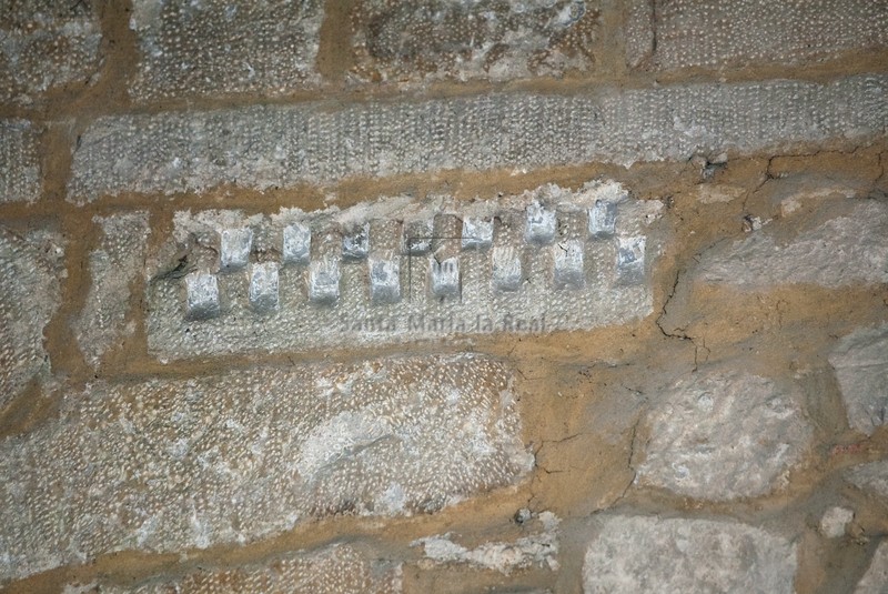 Restos de una antigua imposta incrustada en un sillar del muro oeste