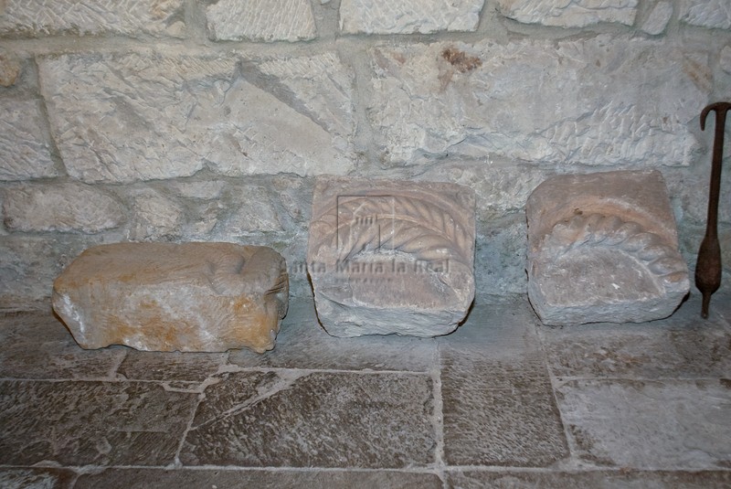 Restos románicos encontrados en el relleno de la bóveda tras una restauración