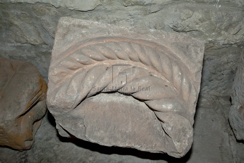 Restos románicos de piedra arenisca con decoración circular de sogueado