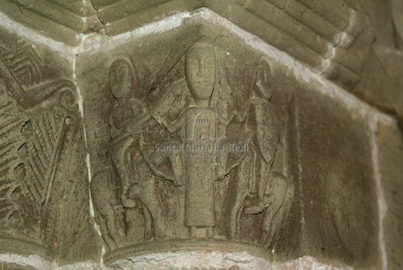 Capitel del lado derecho de la portada sur representando a la dama mediadora o Tregua de Dios