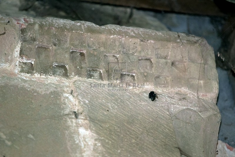 Restos de decoración de ajedrezado en la parte superior de la portada sur