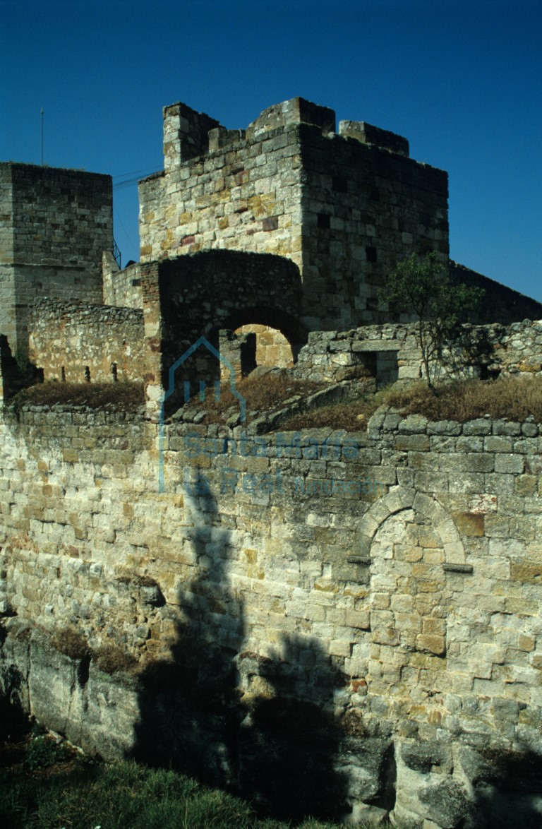 Barbacana del castillo, con un antiguo postigo clausurado