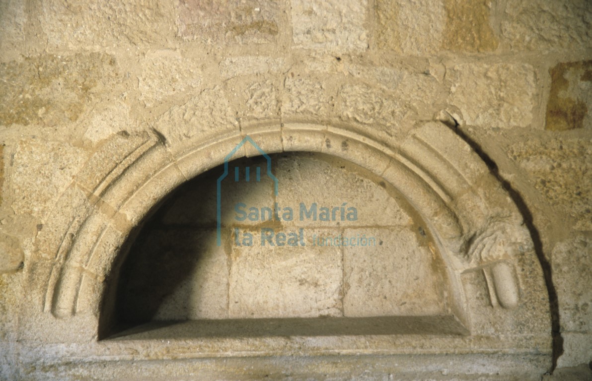 Arcosolio románico en el muro septentrional