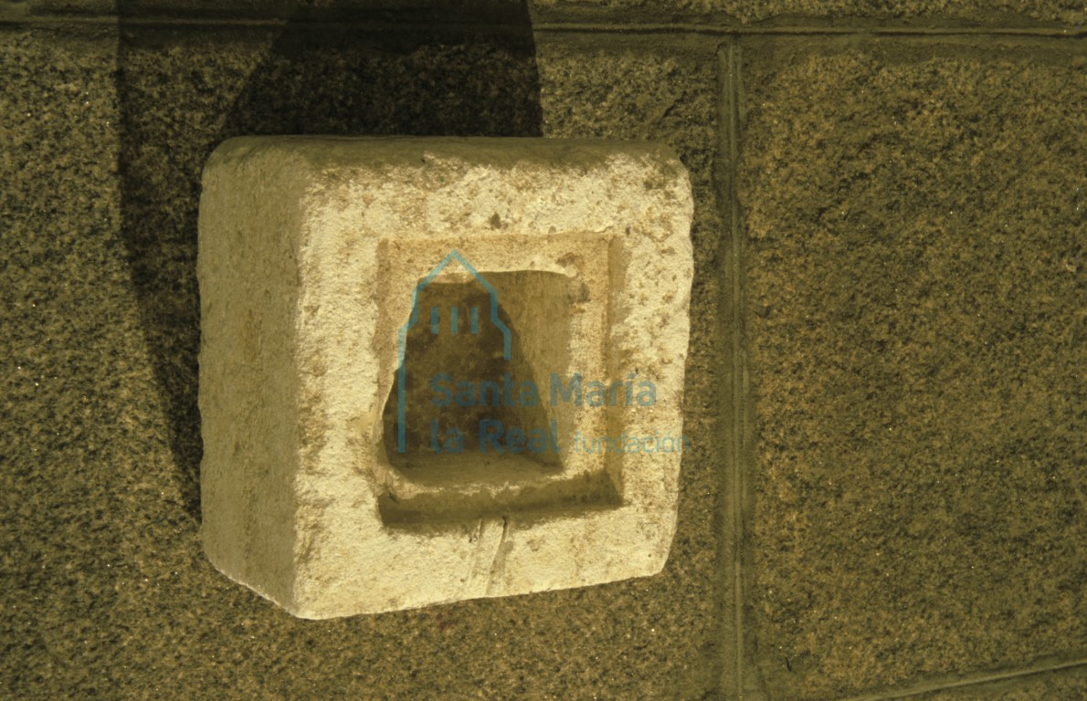 Piedra encontrada baja el solado de la capilla. Posible relación con una antigua mesa de altar