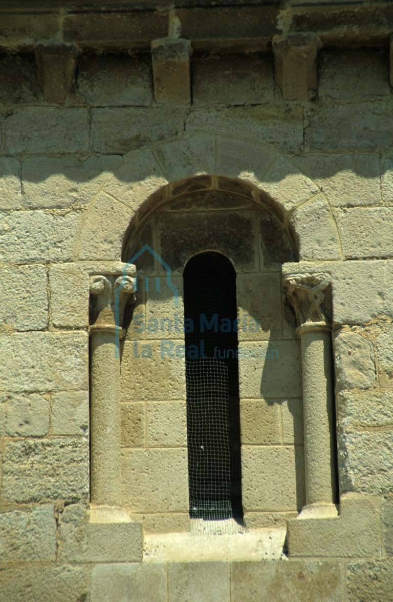 Detalle de una ventana en el muro meridional