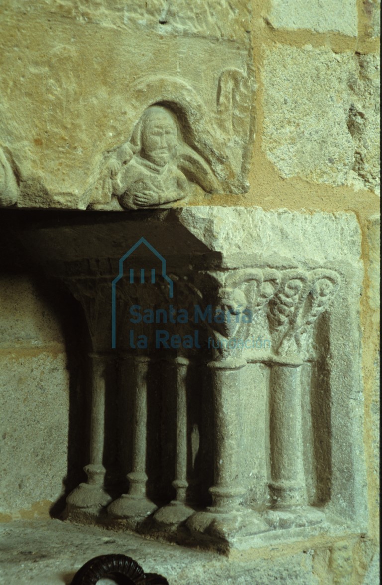 Detalle de las columnas del sepulcro