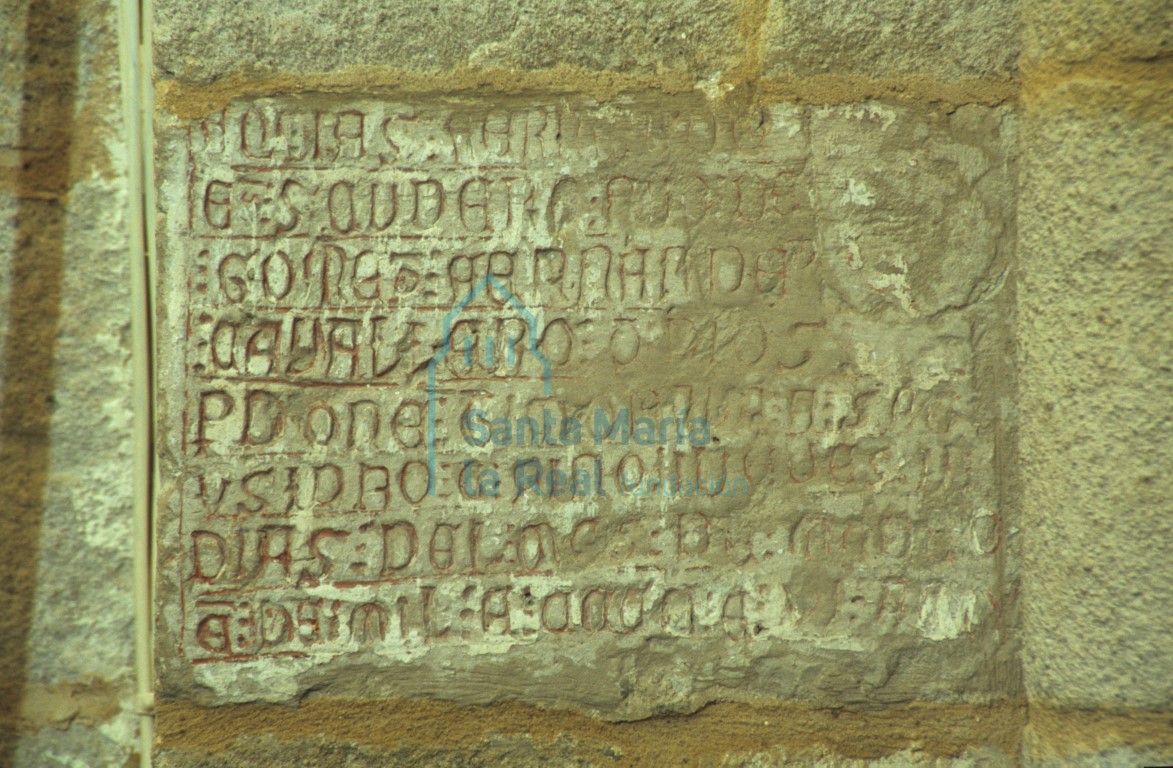 Lápida sepulcral con inscripción en el presbiterio
