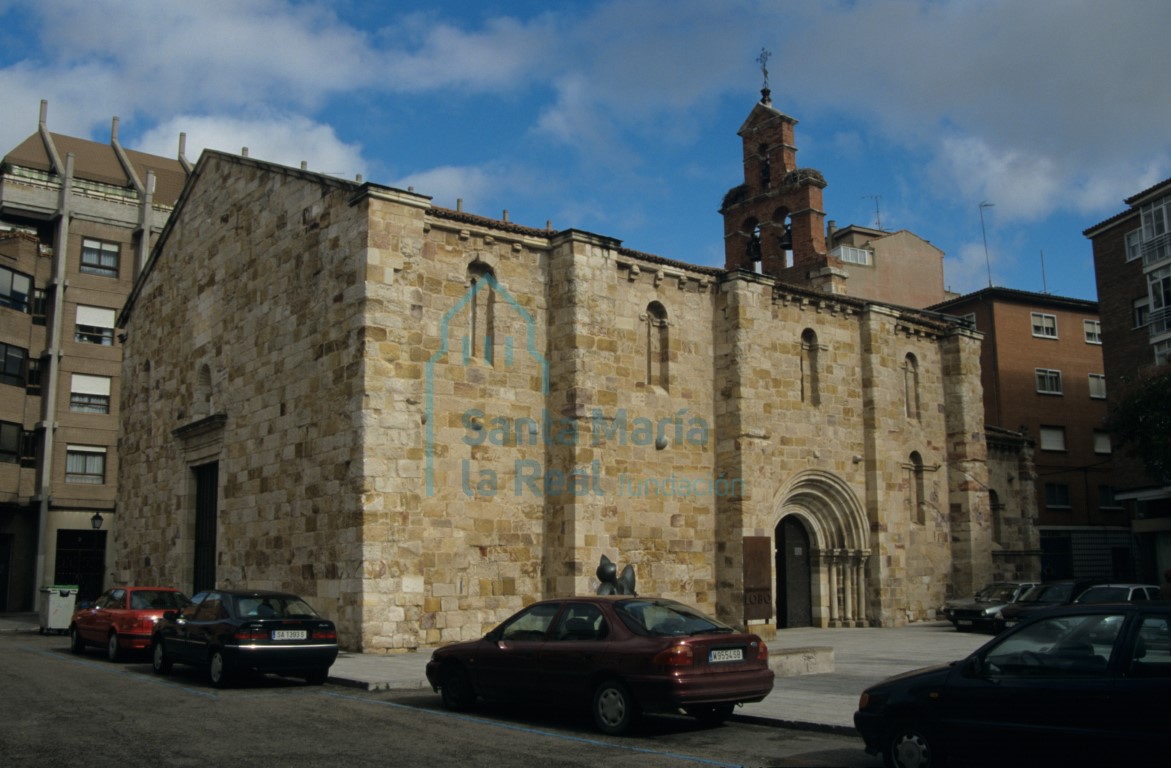 Exterior de la iglesia visto desde el suroeste