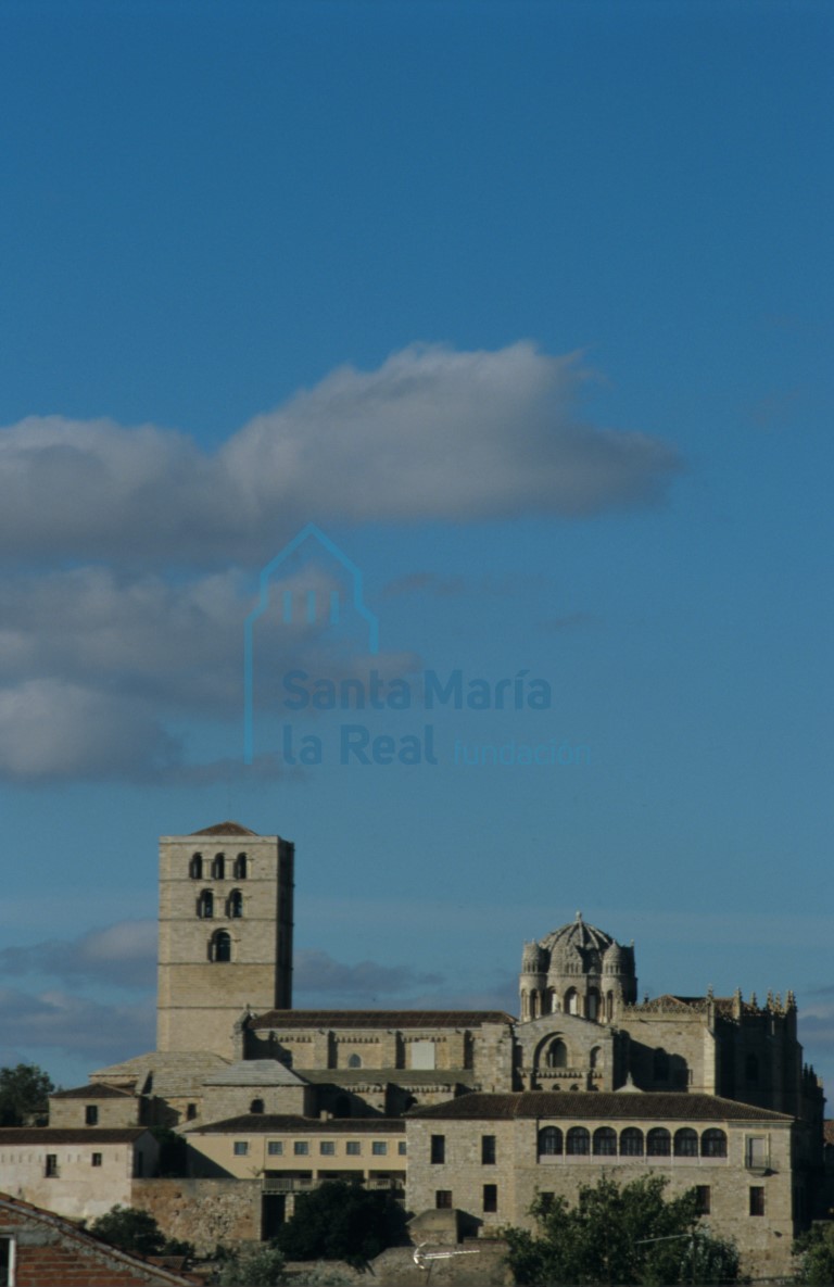 Exterior de la catedral desde la orilla izquierda del Duero