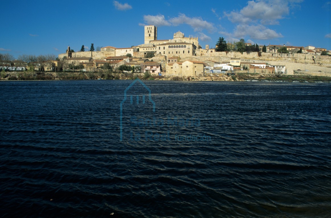 La catedral vista desde la orilla del Duero