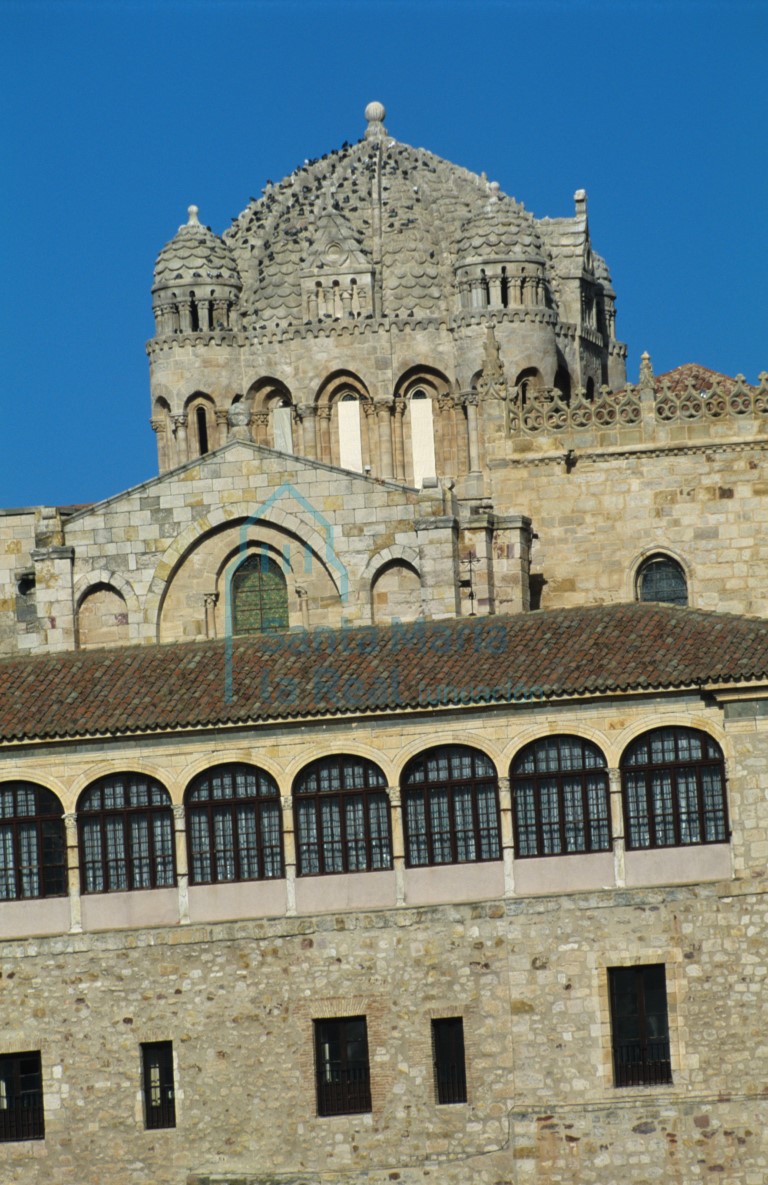 Exterior del Palacio Episcopal y el comborrio de la catedral