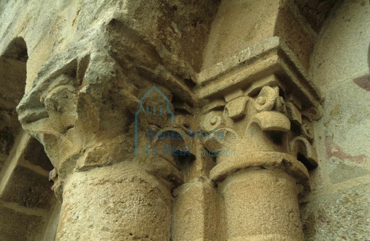 Detalle de dos capiteles en el exterior del cimborrio
