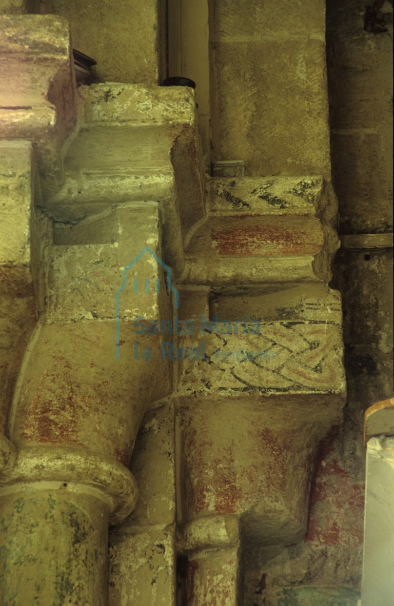 Capiteles de la nave norte con restos pictóricos