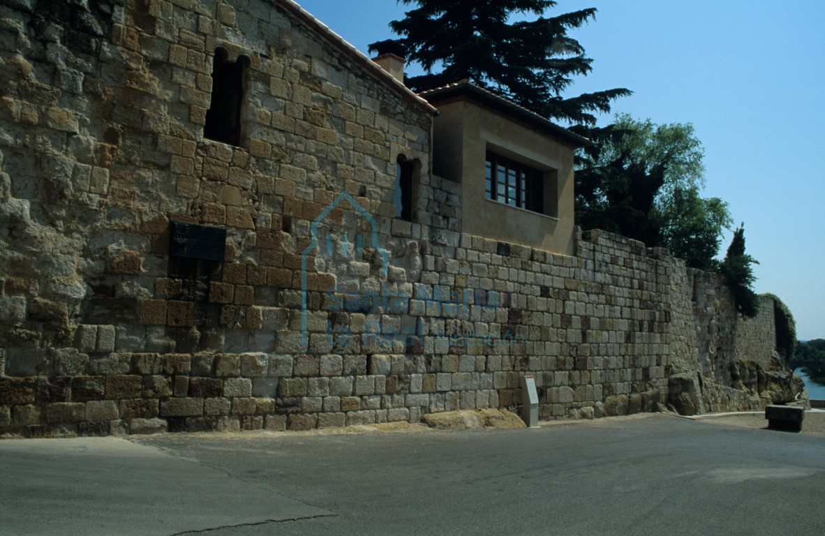 Fachada meridional, junto a la Puerta del Obispo