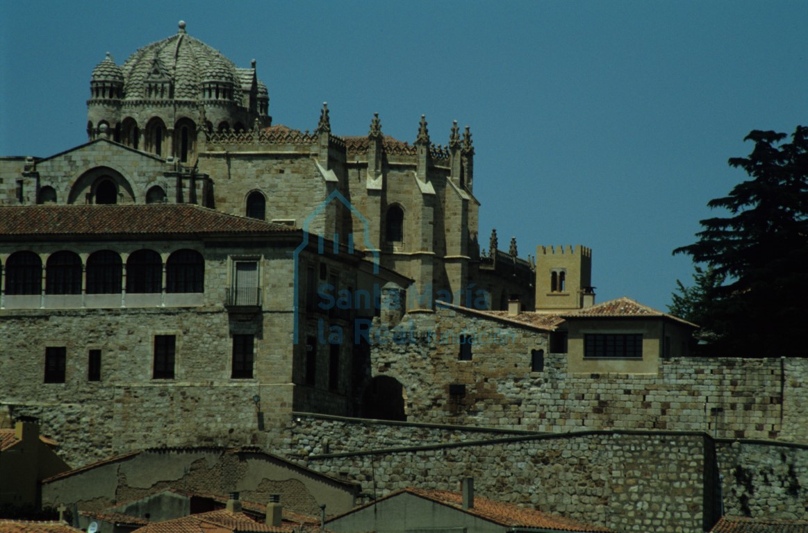Vista de la fachada meridional de la Casa del Cid