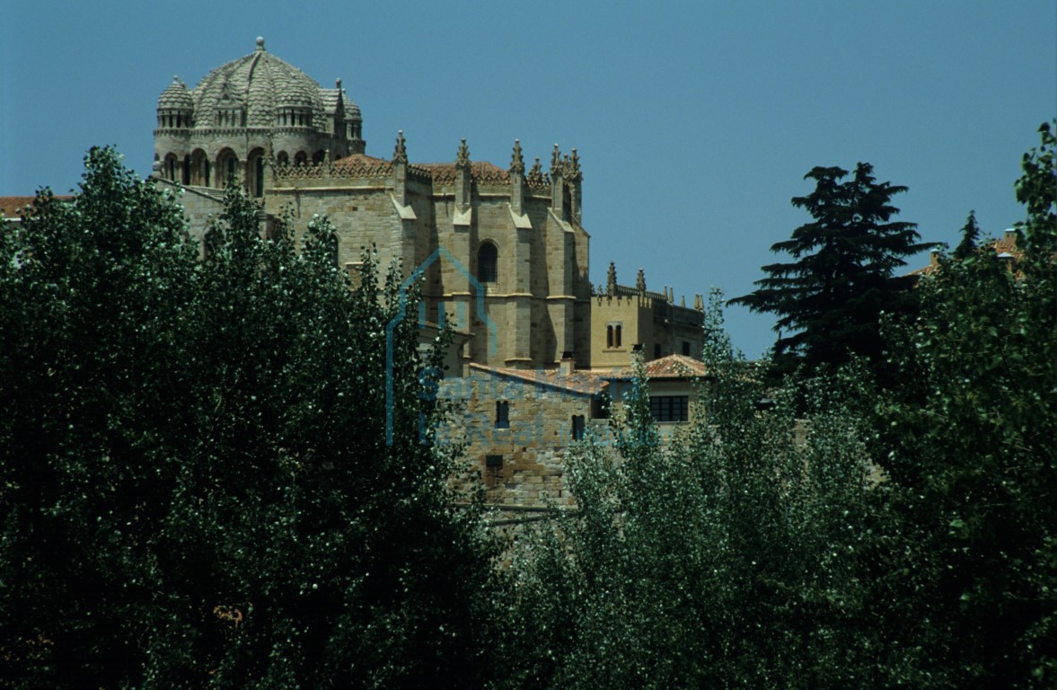 Panorámica de la Casa del Cid junto a la catedral