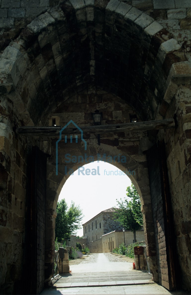 Puerta de entrada a las murallas del castillo