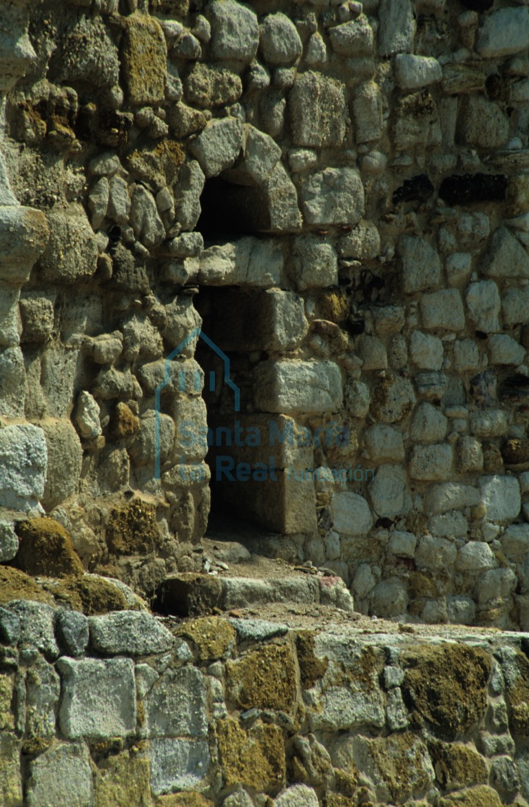 Detalle de un postigo en la muralla