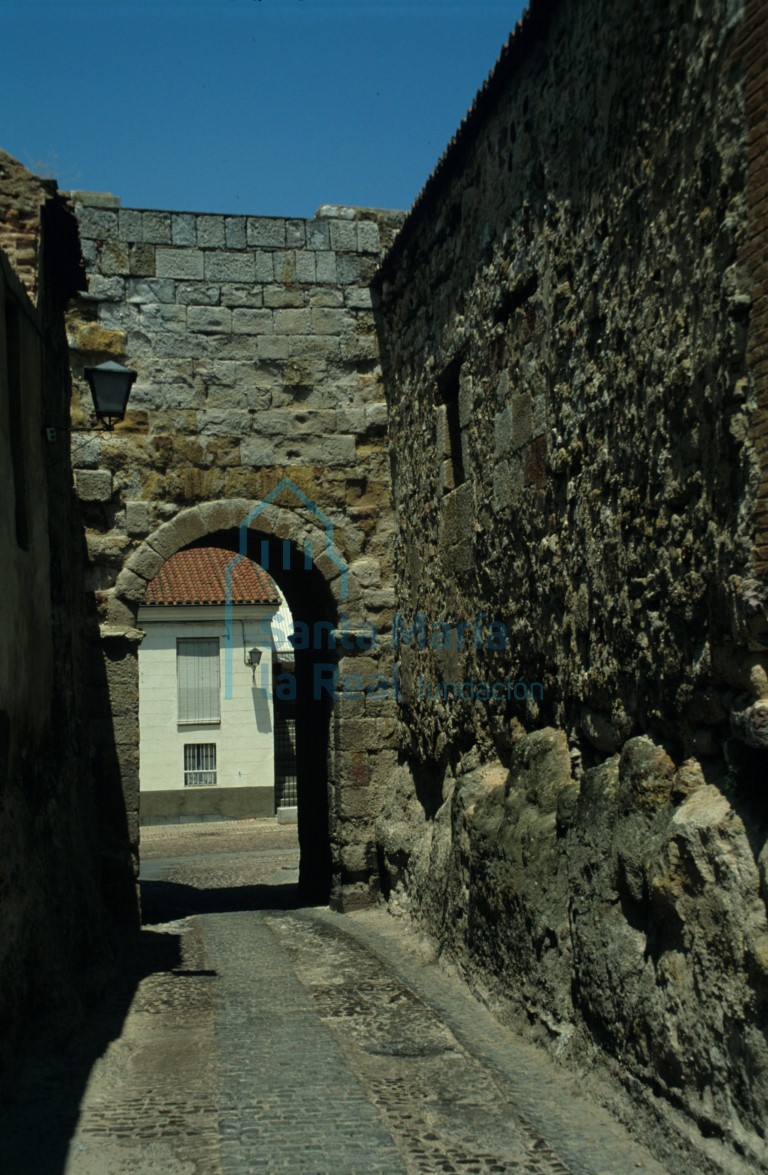 Interior de la Puerta de doña Urraca en el primer recinto