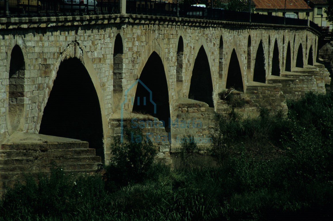 El Puente de Piedra, conocido en la Edad Media como Puente Nuevo