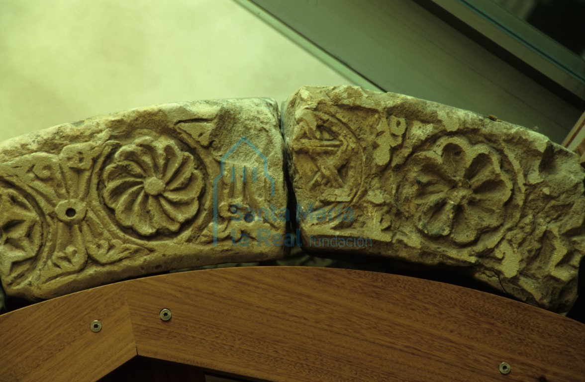 Detalle de una dovela del arco del antiguo convento de San Jerónimo